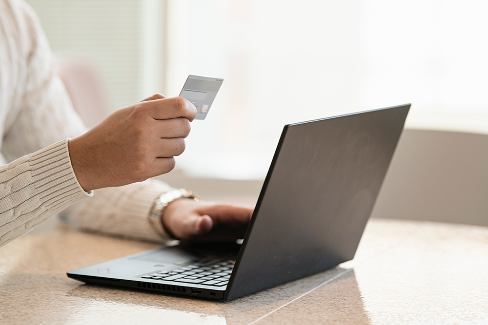 Mand betaler inkassokrav online med kreditkort | Intrum