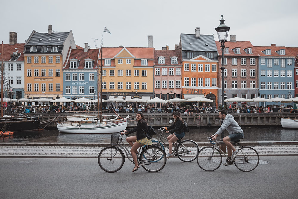 Folk på cykeltur i Nyhavn, København.