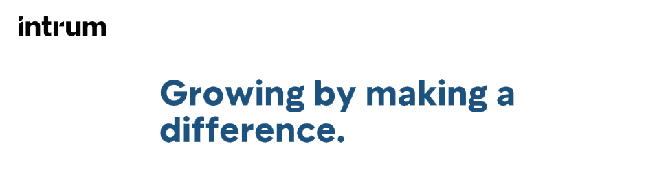 Et skilt med ordlyden "growing by making a difference" - en opfordring til at oprette en jobagent hos Intrum, så du kan søge spændende nye stilinger og få mulighed for at gøre en forskel.