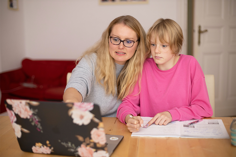 At opnå økonomisk forståelse hos både unge og voksne bliver vigtigere og vigtigere for at sikre en fornuftig privatøkonomi. Derfor underviser Intrum blandt andet på handelsgymnasierne, så de unge kan få en sund økonomi som voksne.