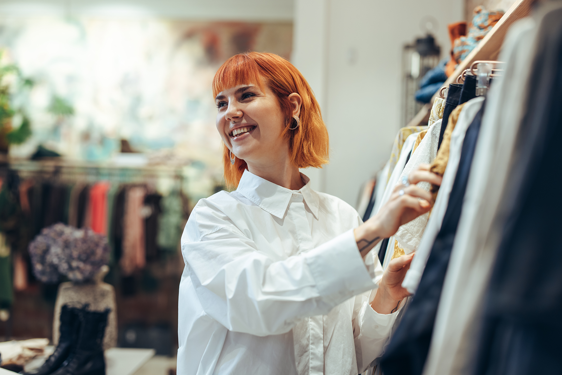 Dame shopper i tøjbutik