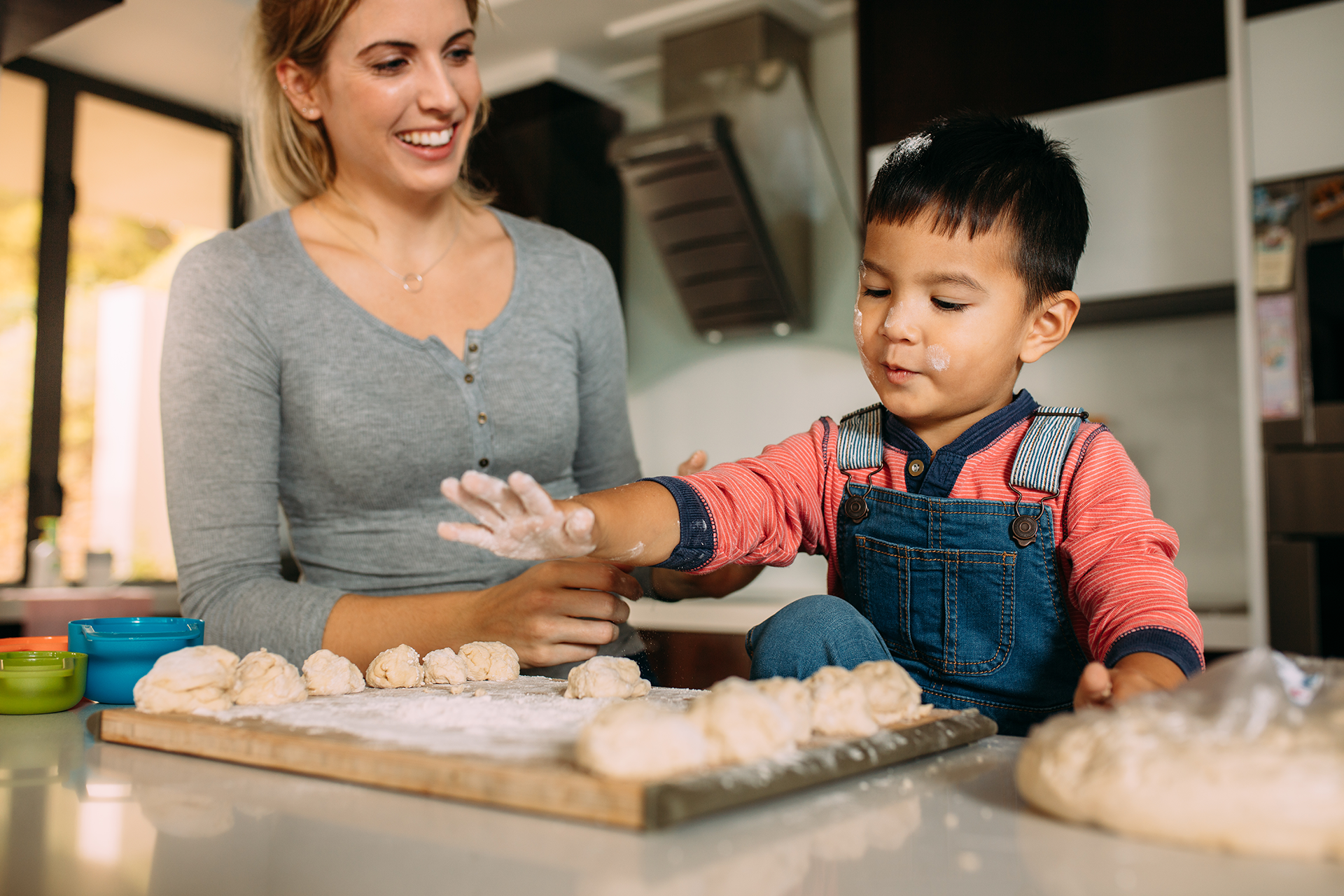 Kvinde og barn bager